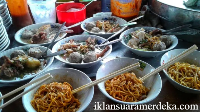 Warung Bakso Babi di Bantul dengan Logo Dewan Masjid