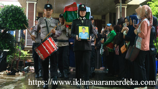 Isak Tangis Keluarga Saat Jenazah Bripka Arya
