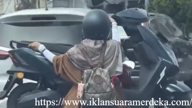 Wanita Angkut Motor Pakai Motor Datangi Polrestabes Makassar